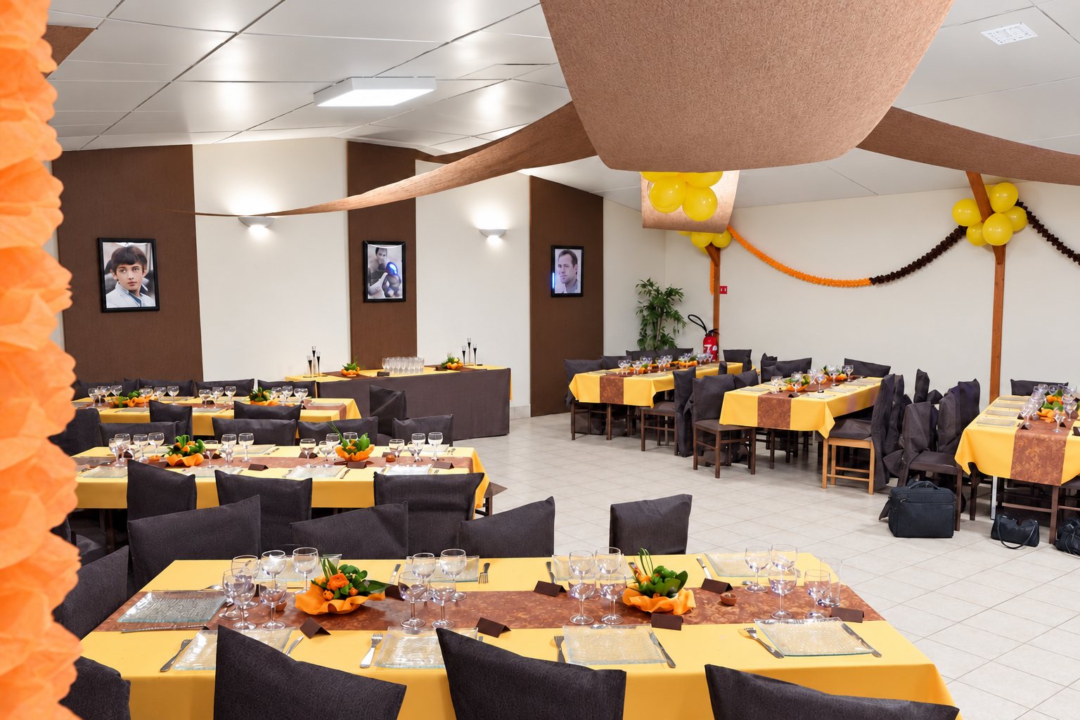 Salle de la Prairie, tables dressées avec nappes jaunes et chaises brunes